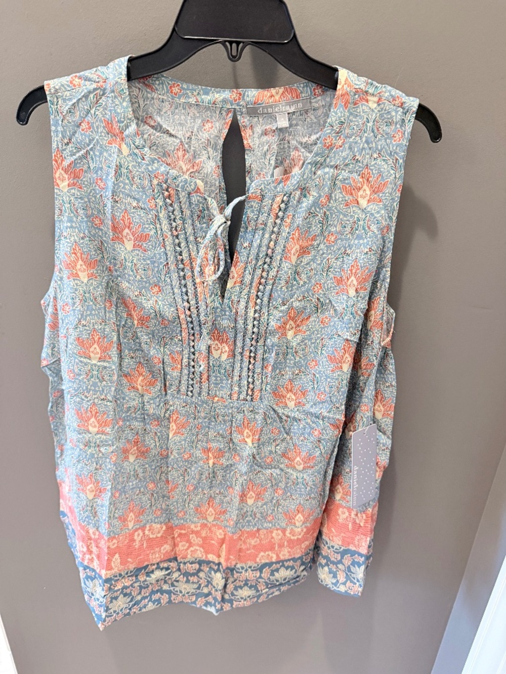 Floral cotton sleeveless blouse. Size 1X
